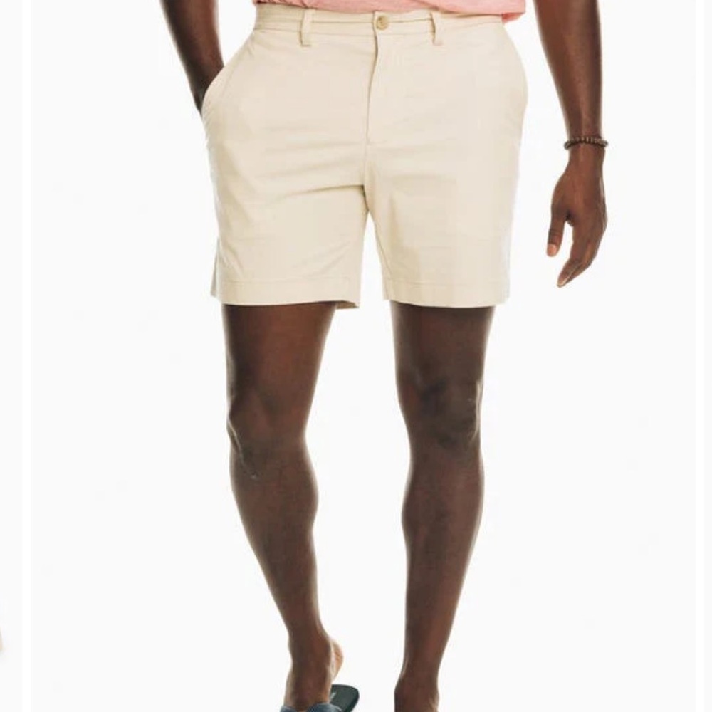 SOUTHERN TIDE
Southern Tide Channel Marker 7 Inch Short: Light Khaki NWT